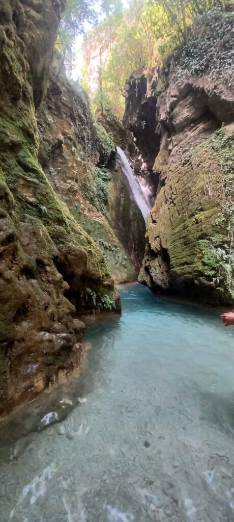 על הנתיב. ירדנו לסיבוב קצר למפלי קליפיקי (Klifkis waterfall)