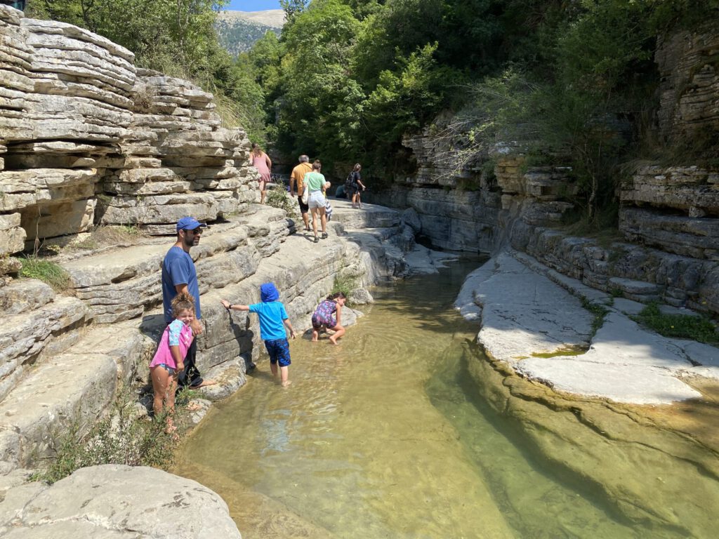 גבי המים של רוגובו (pools of rogovo) בזגוריה. מים קפואים. שווה לקפץ ולעלות במעל המעיין