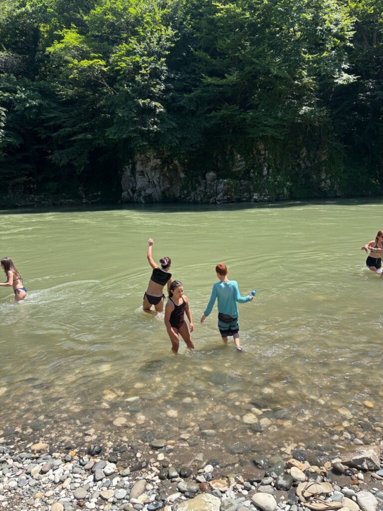 הנהר (Tekhuri River) במעיינות החמים של נוקאלקווי