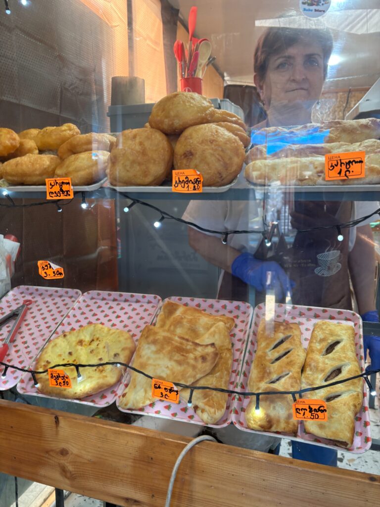 מגוון מאפים במחירים מצחיקים בשוק של זוגדידי