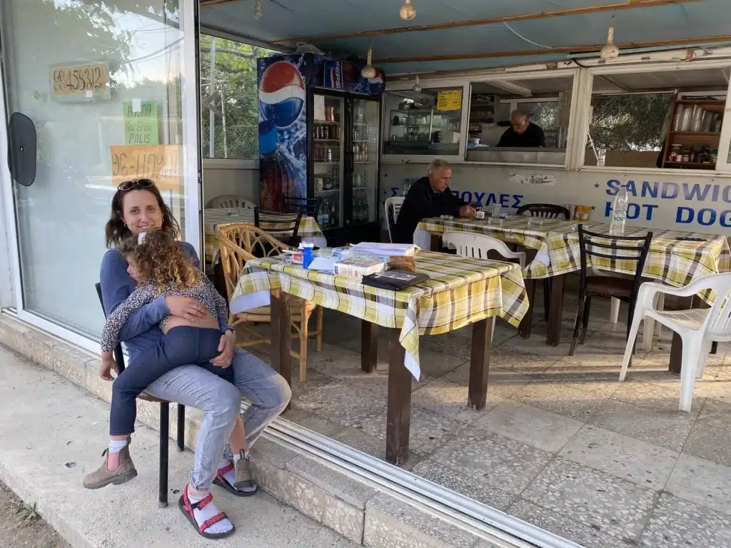 מיץ תפוזים טרי אצל Sandwiches Andreas Panini.