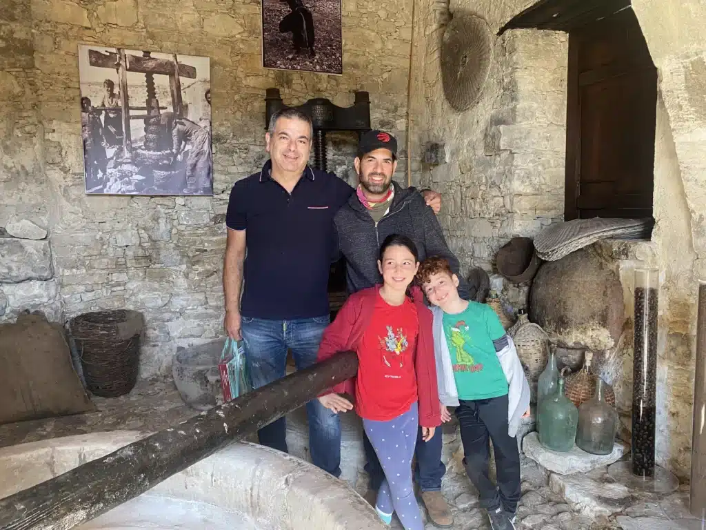 עם קסניוס בעל הבית בסיור בכפר לופו